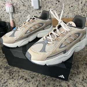 New in box Adidas m 10